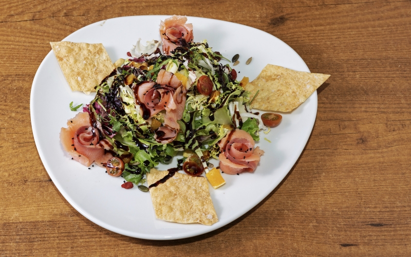 ENSALADA DE SALM�N Y CREMA BALS�MICA